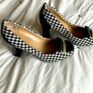 Tahari Houndstooth Design Black and White Block Heel Pumps Dress Shoes Size 9